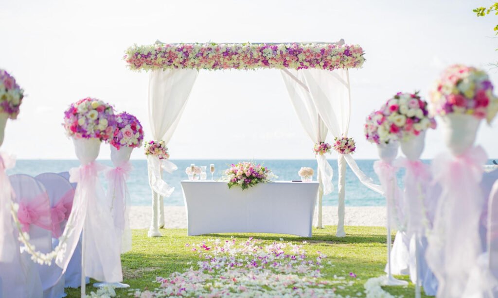 결혼세액공제 안내에 사용되는 혼인신고 후 결혼식 장면 이미지